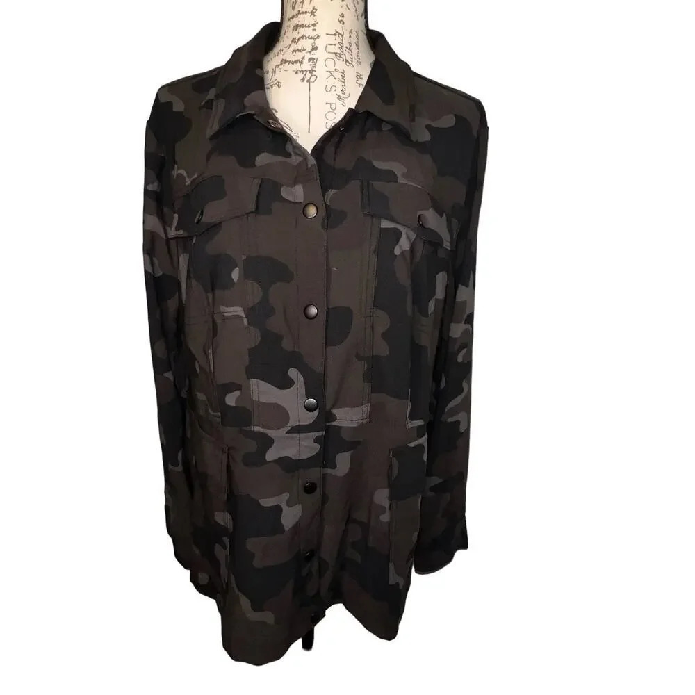 G.I.LI,‎ cargo camo, long sleeve button snap pockets,stretchy knit jacket Lg